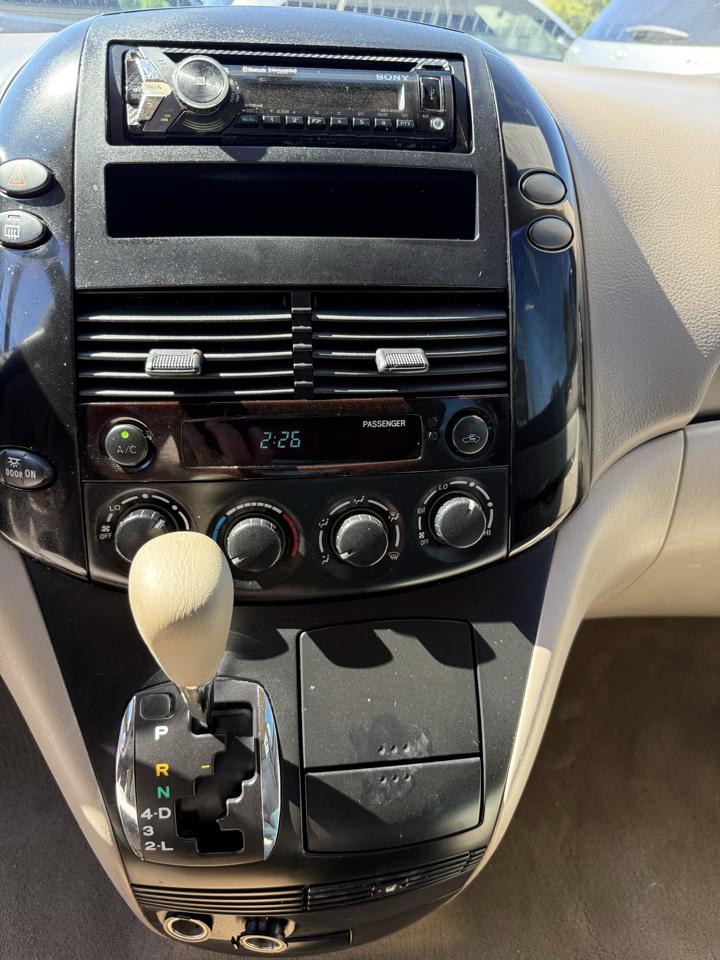 Toyota Sienna LE - 7 Passenger Seating 2005