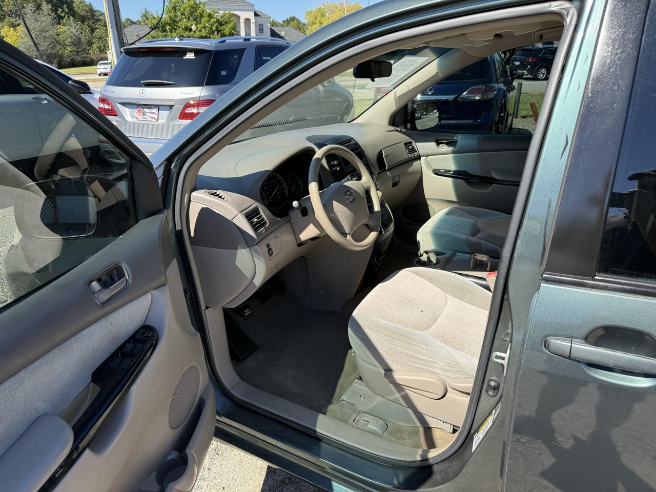 Toyota Sienna LE - 7 Passenger Seating 2005