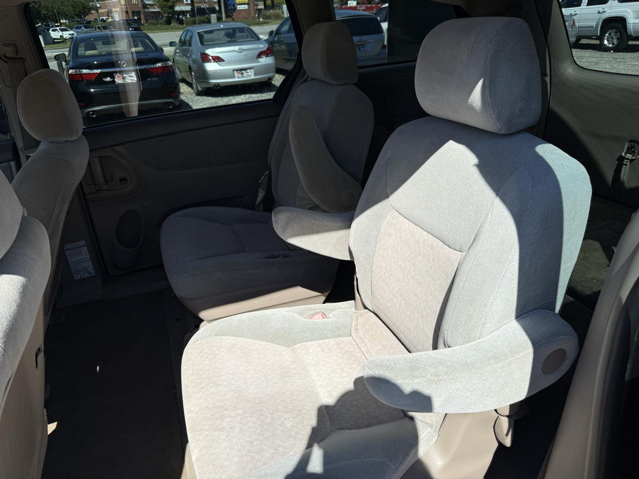 Toyota Sienna LE - 7 Passenger Seating 2005