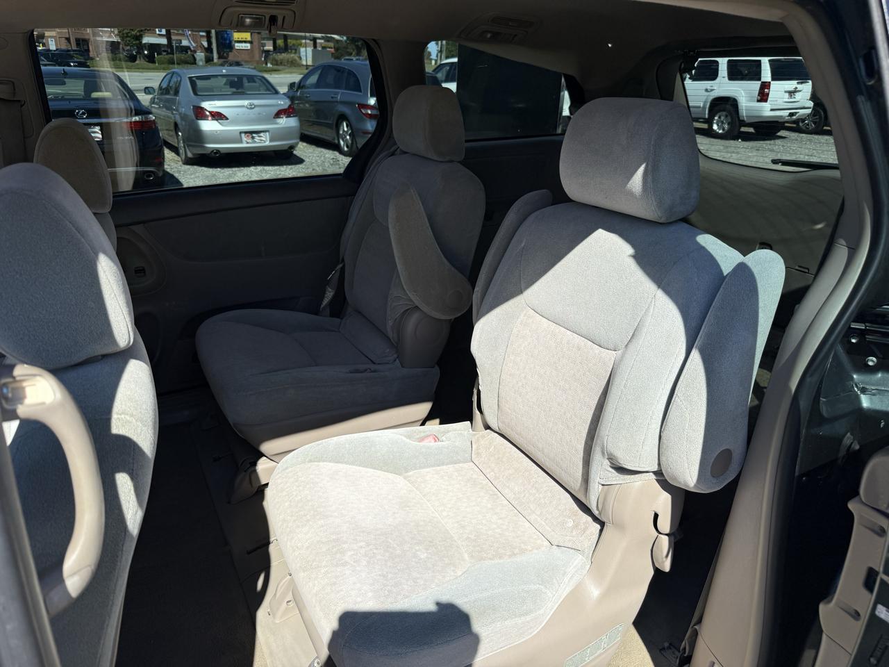 Toyota Sienna LE - 7 Passenger Seating 2005