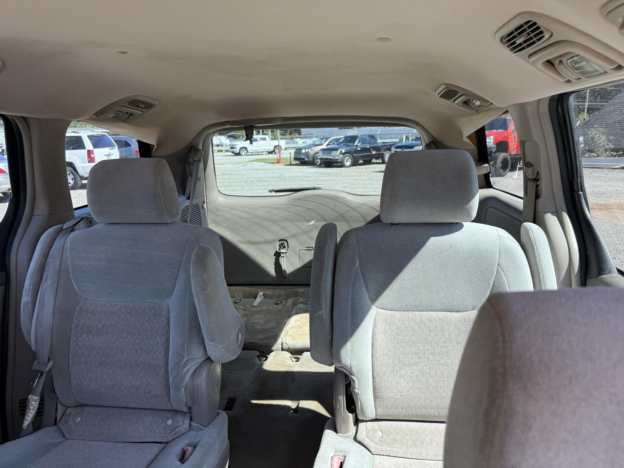 Toyota Sienna LE - 7 Passenger Seating 2005
