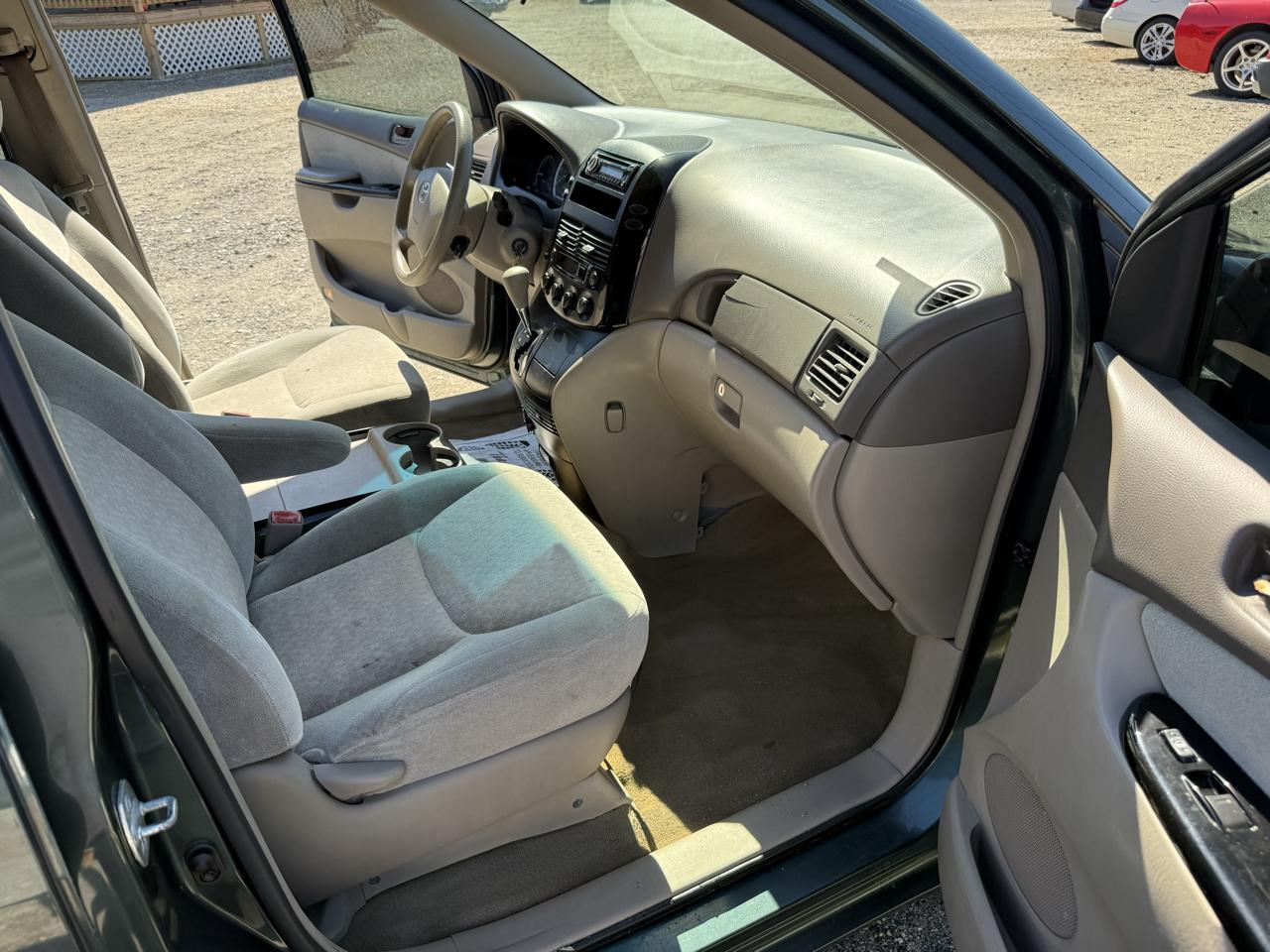 Toyota Sienna LE - 7 Passenger Seating 2005