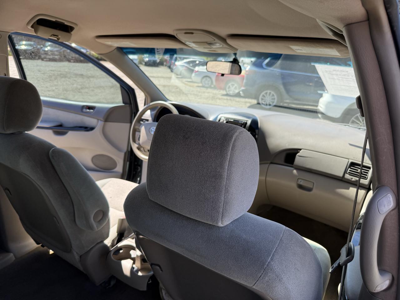 Toyota Sienna LE - 7 Passenger Seating 2005