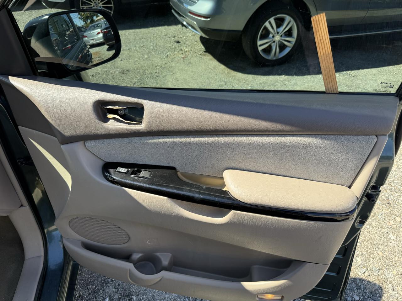 Toyota Sienna LE - 7 Passenger Seating 2005