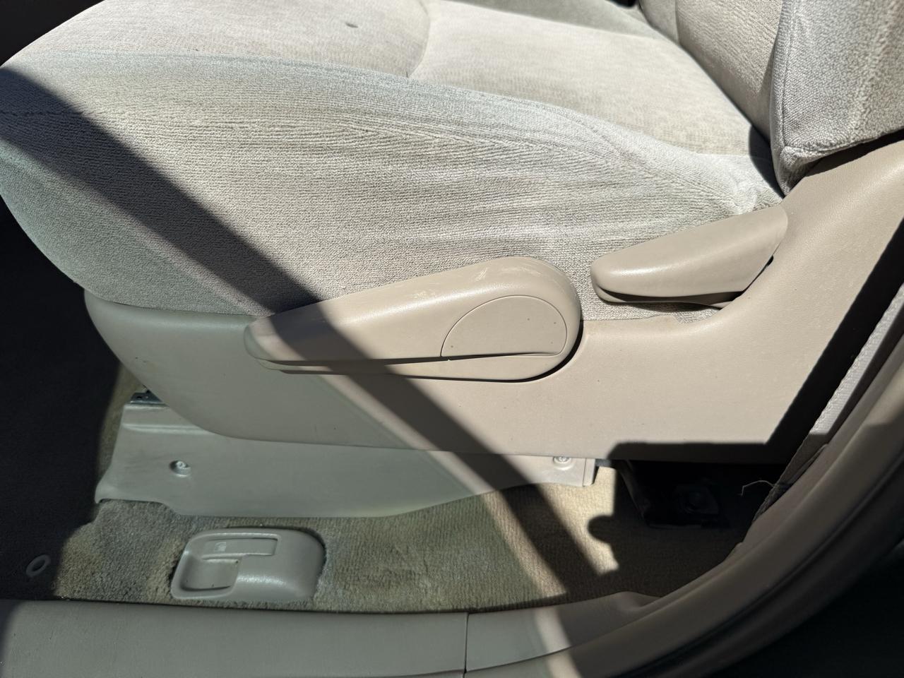 Toyota Sienna LE - 7 Passenger Seating 2005
