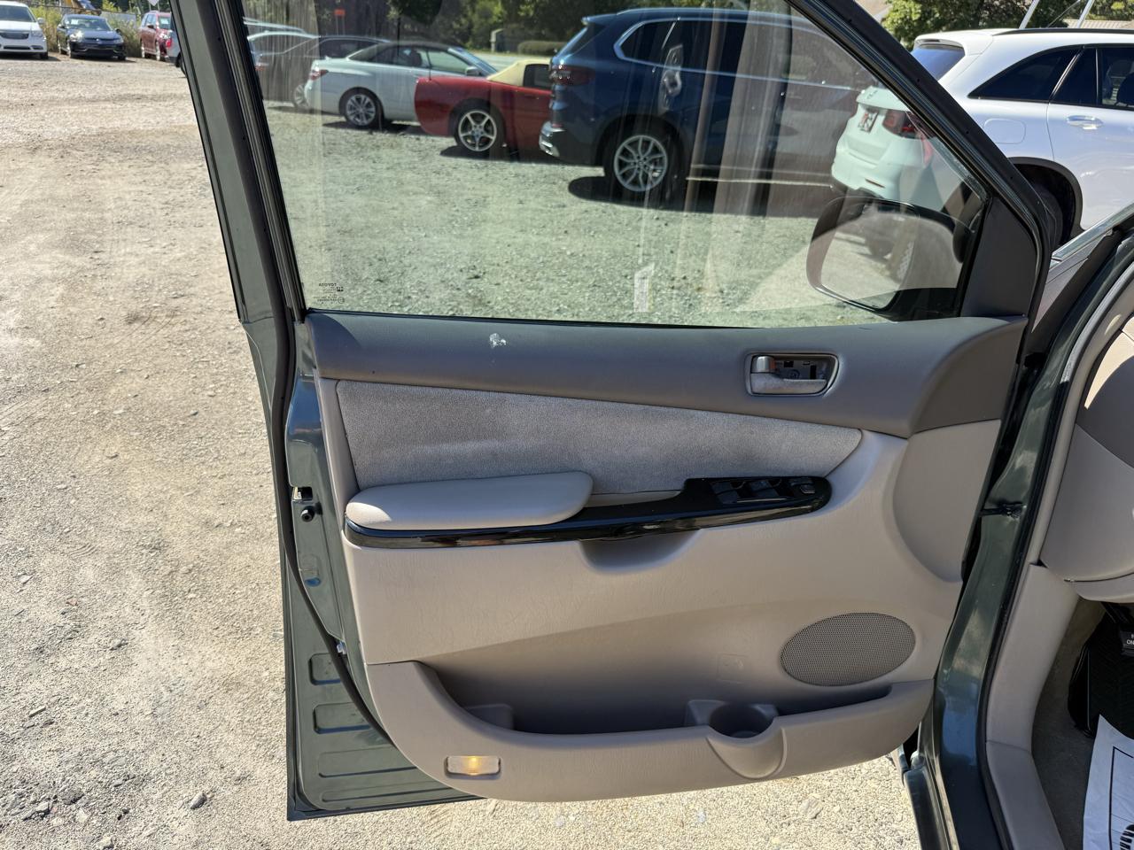 Toyota Sienna LE - 7 Passenger Seating 2005