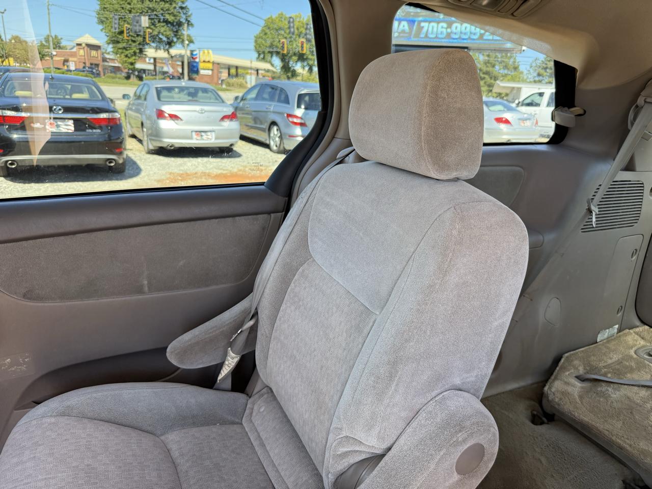 Toyota Sienna LE - 7 Passenger Seating 2005