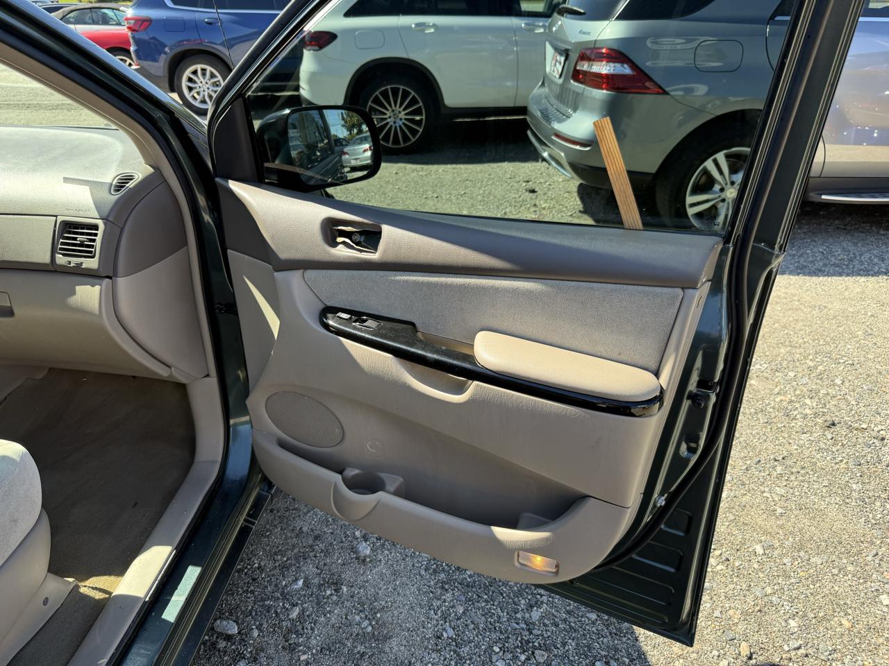 Toyota Sienna LE - 7 Passenger Seating 2005