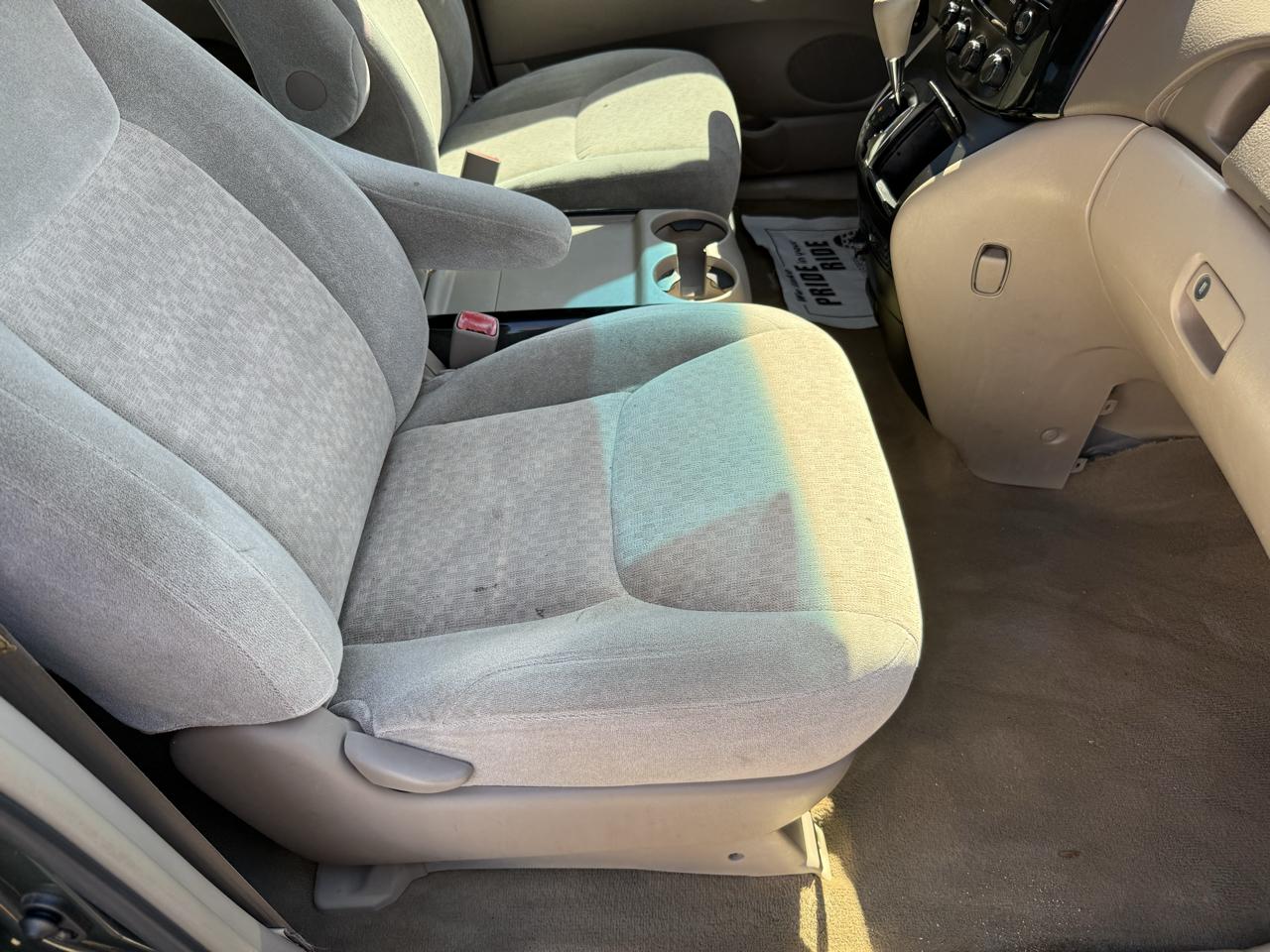 Toyota Sienna LE - 7 Passenger Seating 2005