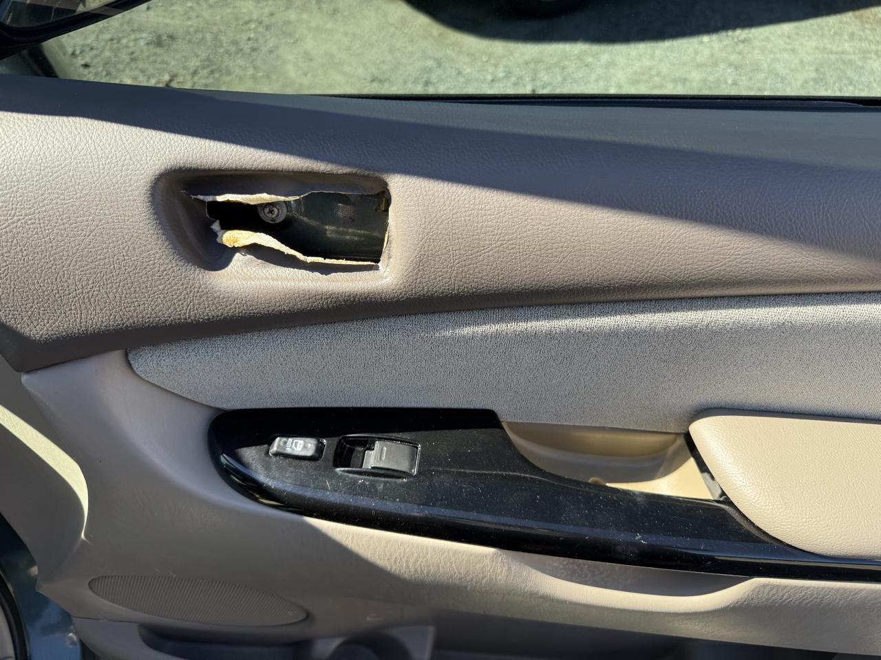 Toyota Sienna LE - 7 Passenger Seating 2005