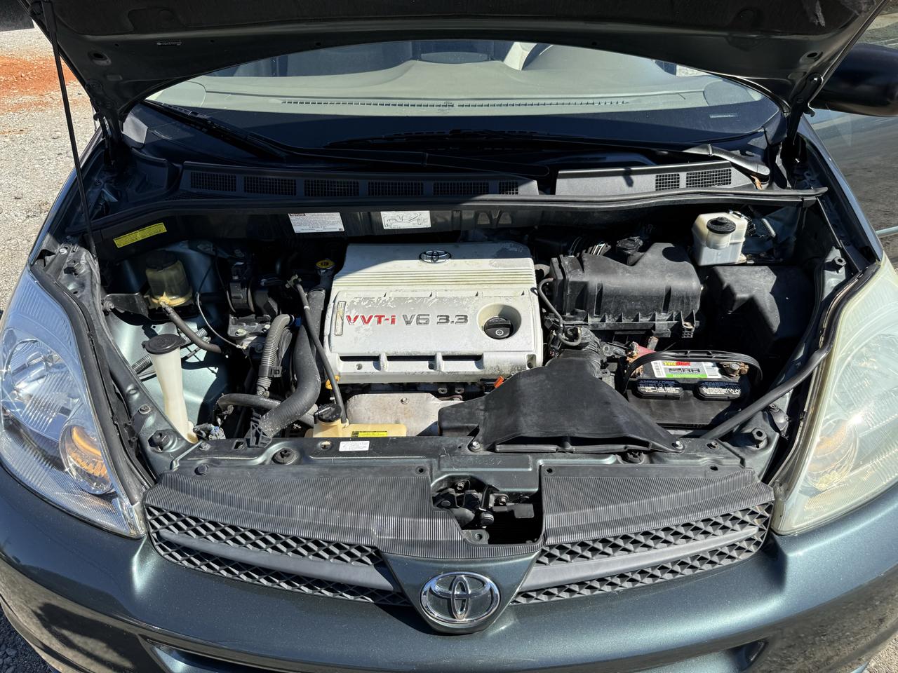 Toyota Sienna LE - 7 Passenger Seating 2005