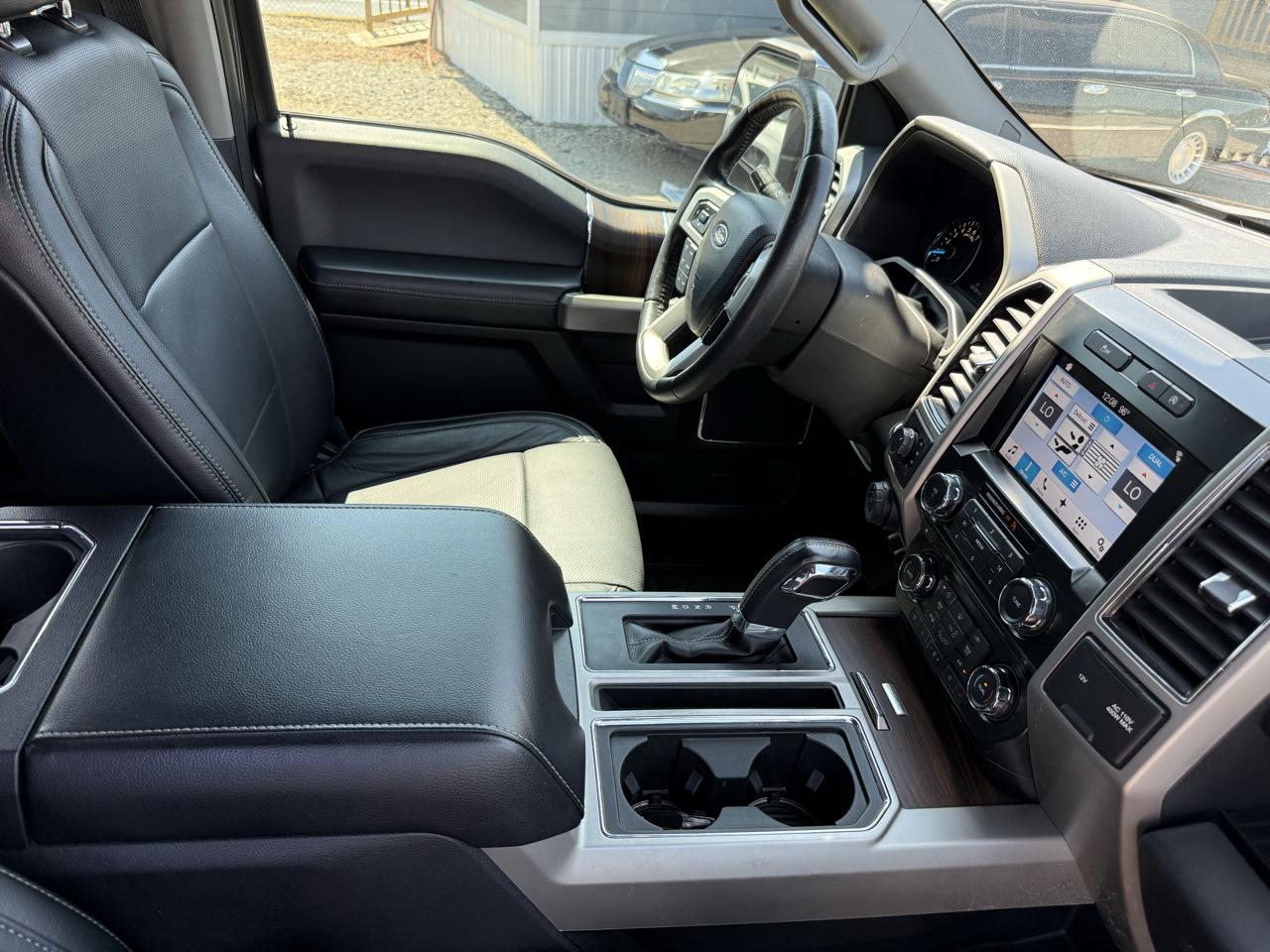 Ford F-150 SuperCrew Crew Cab 139" Lariat 4WD 2017