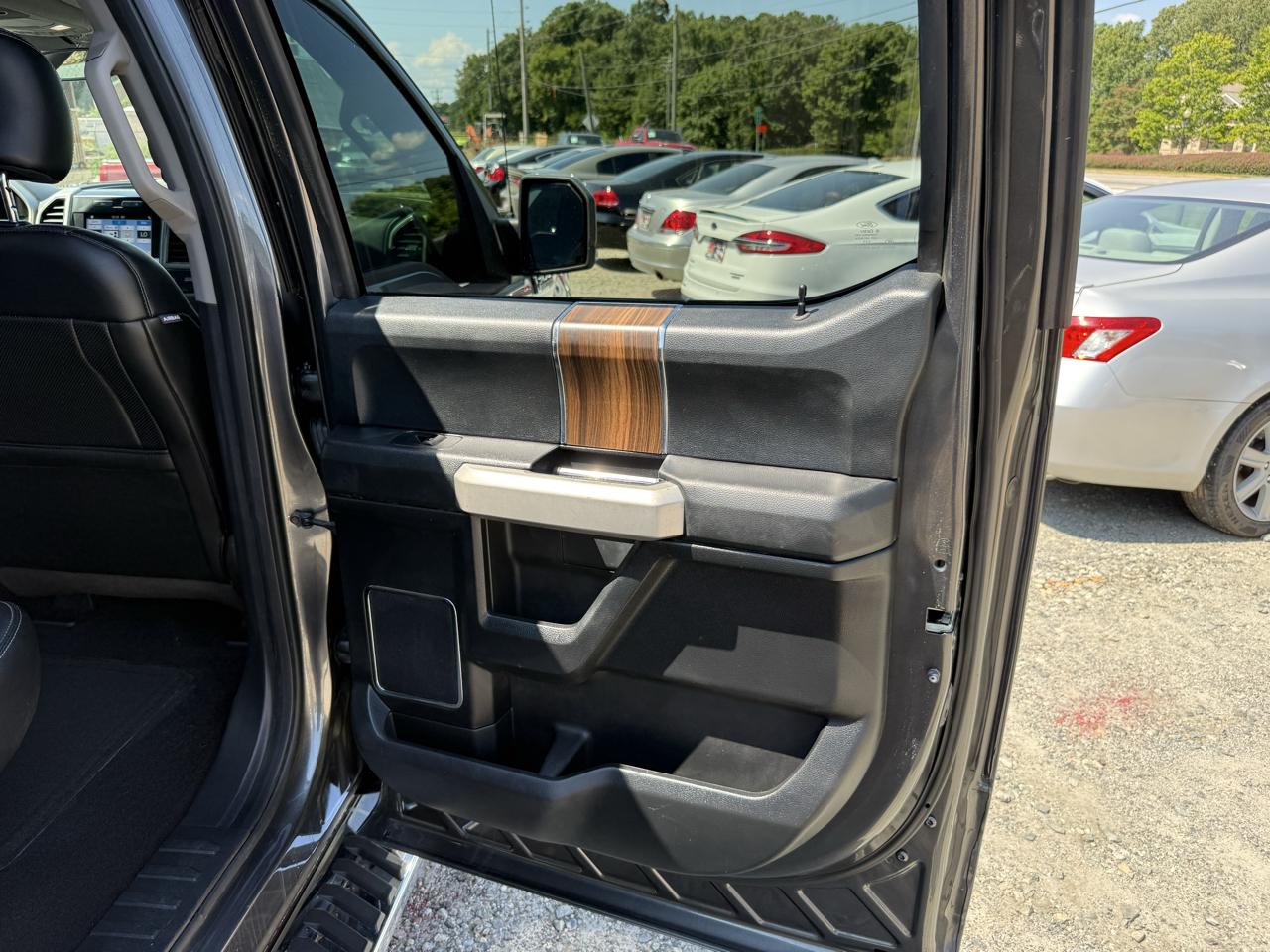Ford F-150 SuperCrew Crew Cab 139" Lariat 4WD 2017