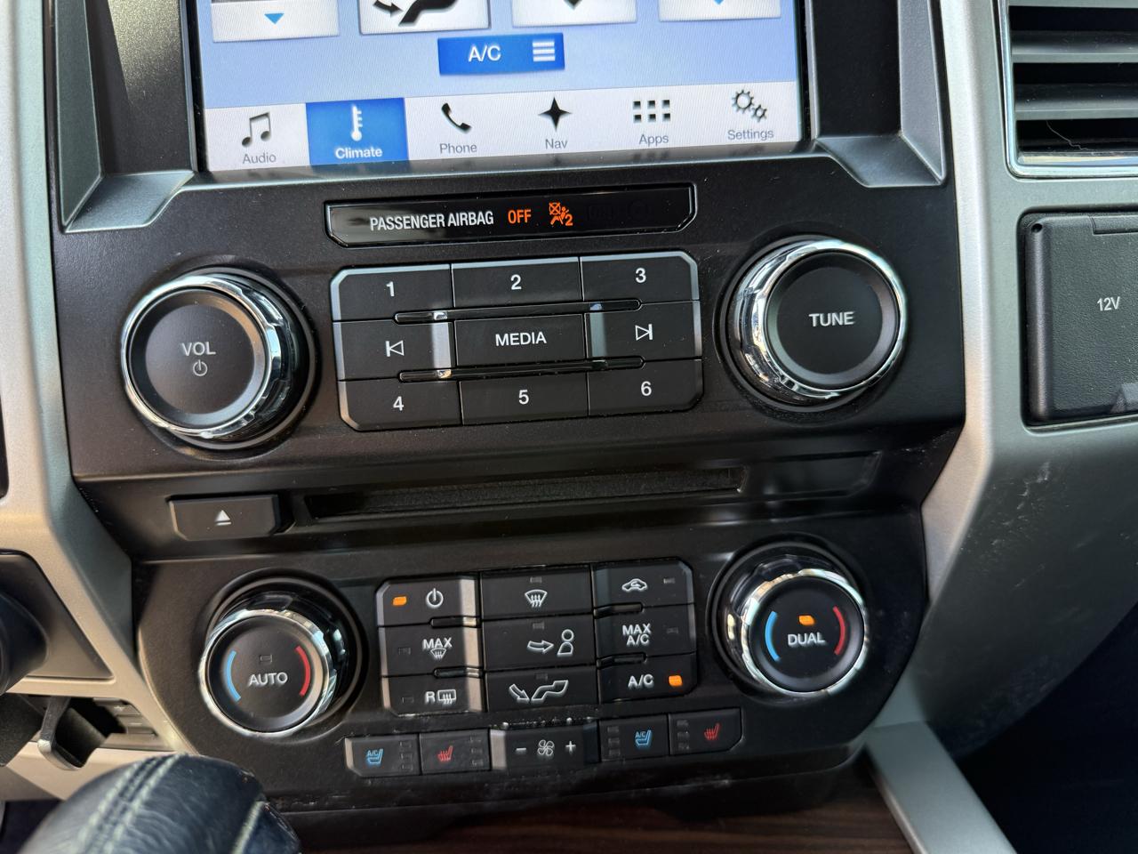 Ford F-150 SuperCrew Crew Cab 139" Lariat 4WD 2017
