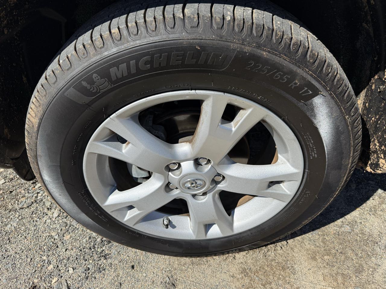 Toyota RAV4 Base I4 4WD 2012