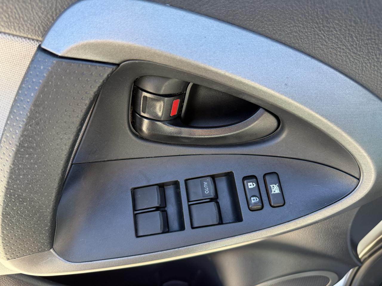 Toyota RAV4 Base I4 4WD 2012