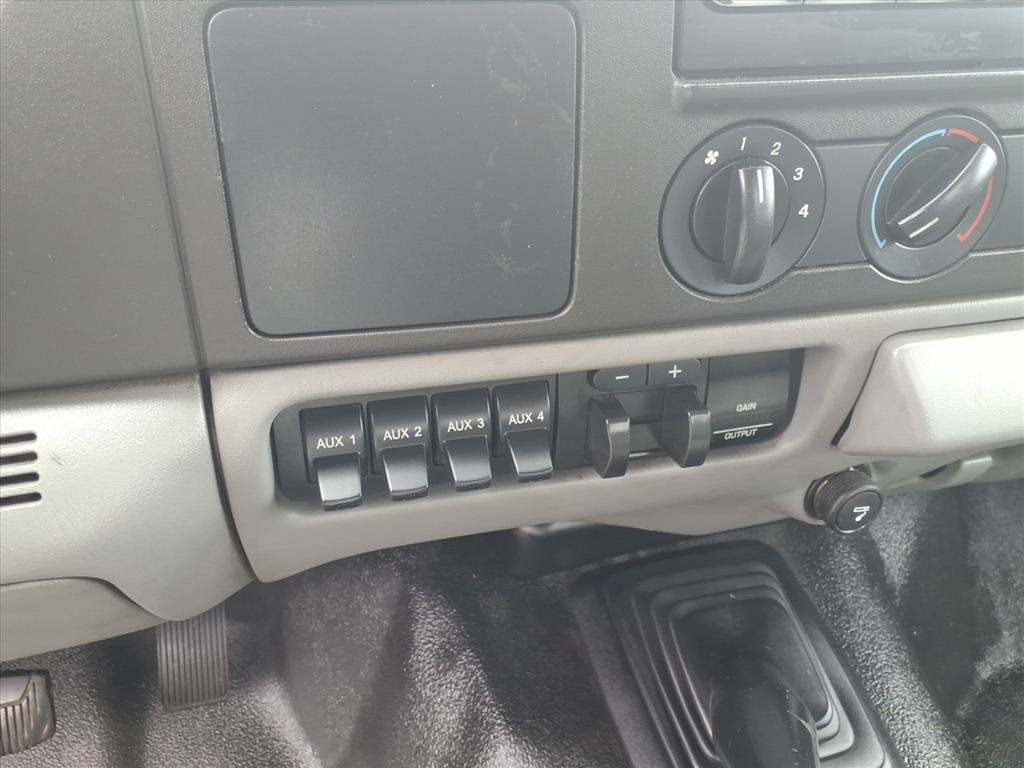 Ford Super Duty F-550 DRW Reg Cab 165" WB 84" CA XL 2006