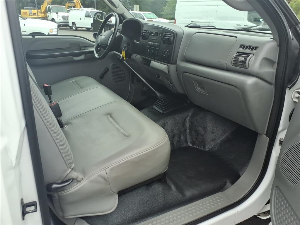 Ford Super Duty F-550 DRW Reg Cab 165" WB 84" CA XL 2006