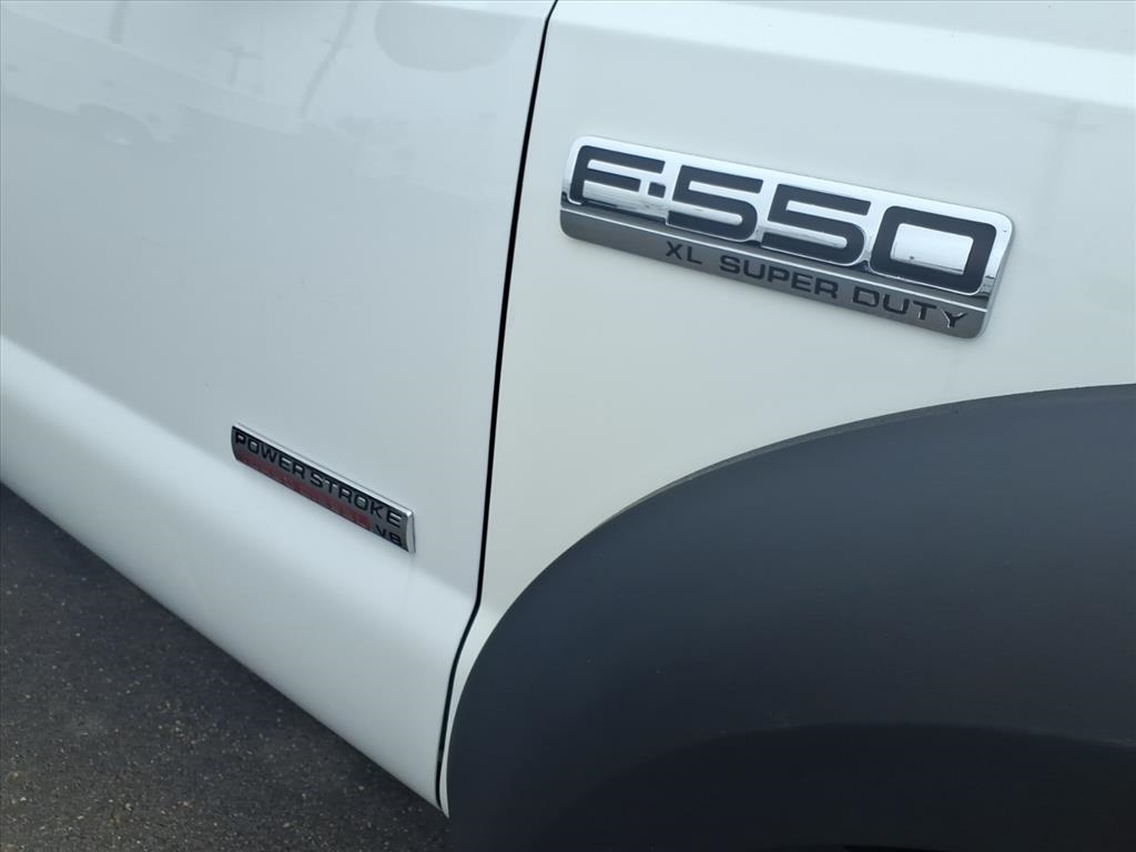 Ford Super Duty F-550 DRW Reg Cab 165" WB 84" CA XL 2006