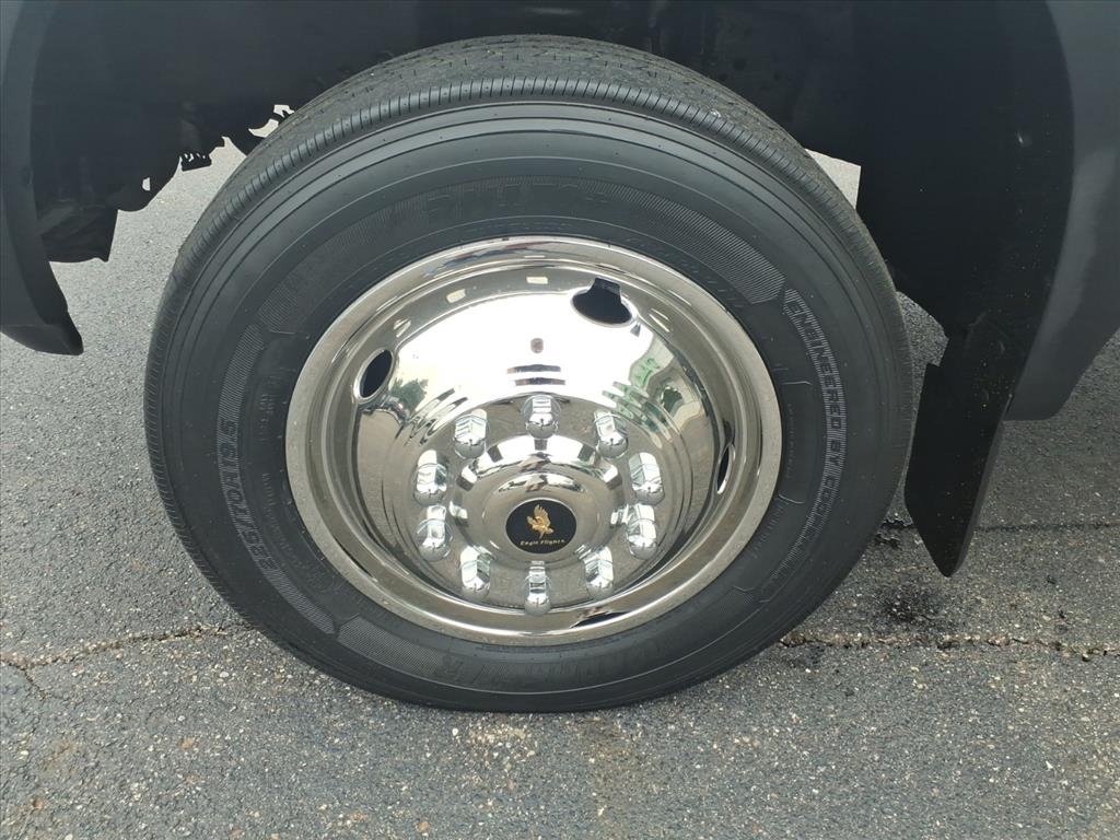 Ford Super Duty F-550 DRW Reg Cab 165" WB 84" CA XL 2006