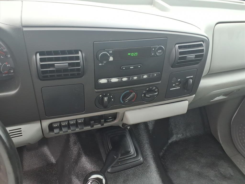 Ford Super Duty F-550 DRW Reg Cab 165" WB 84" CA XL 2006