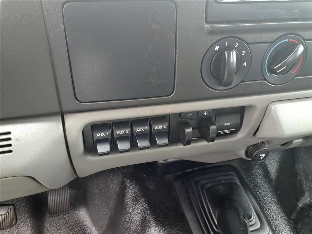 Ford Super Duty F-550 DRW Reg Cab 165" WB 84" CA XL 2006