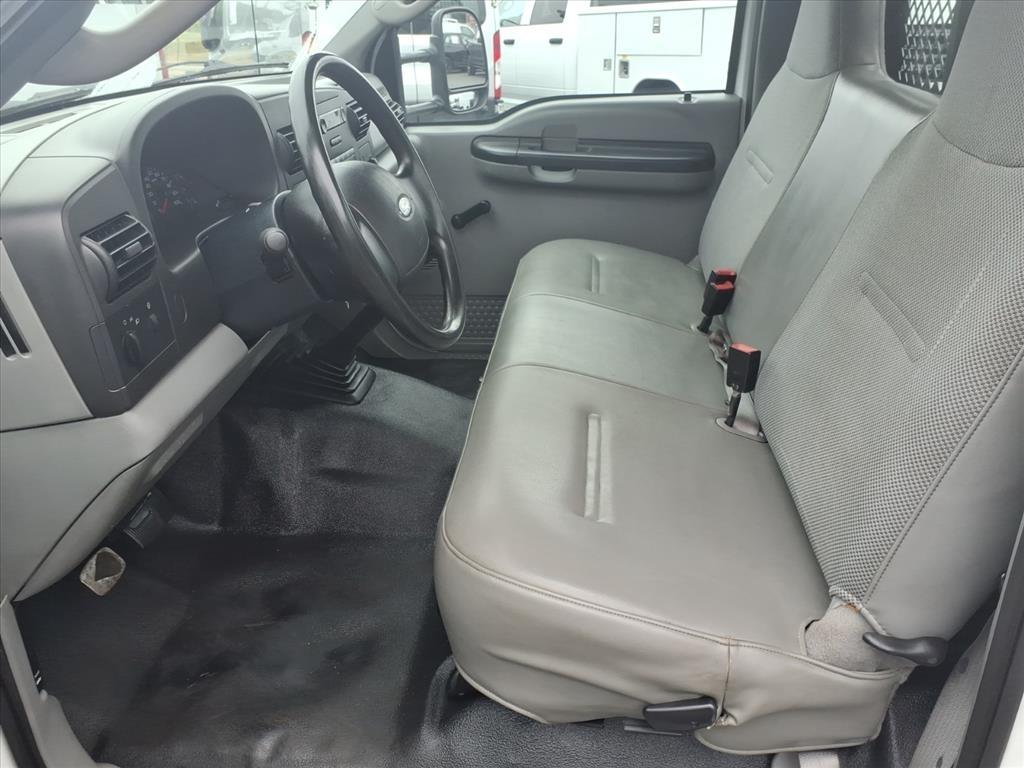 Ford Super Duty F-550 DRW Reg Cab 165" WB 84" CA XL 2006