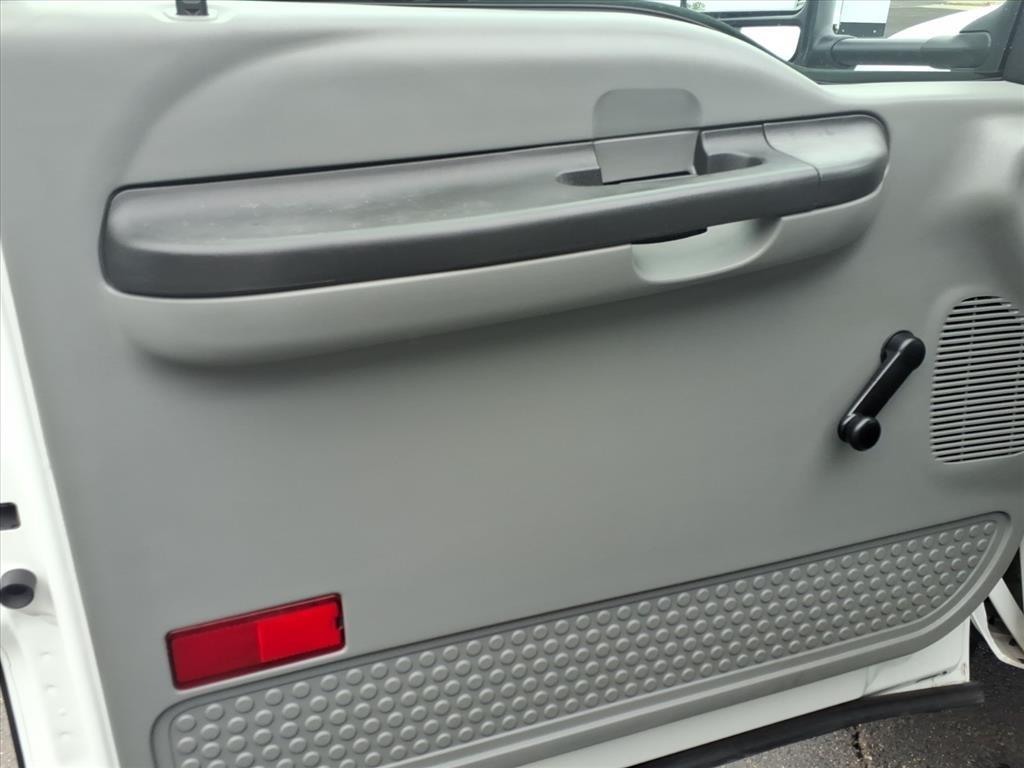 Ford Super Duty F-550 DRW Reg Cab 165" WB 84" CA XL 2006