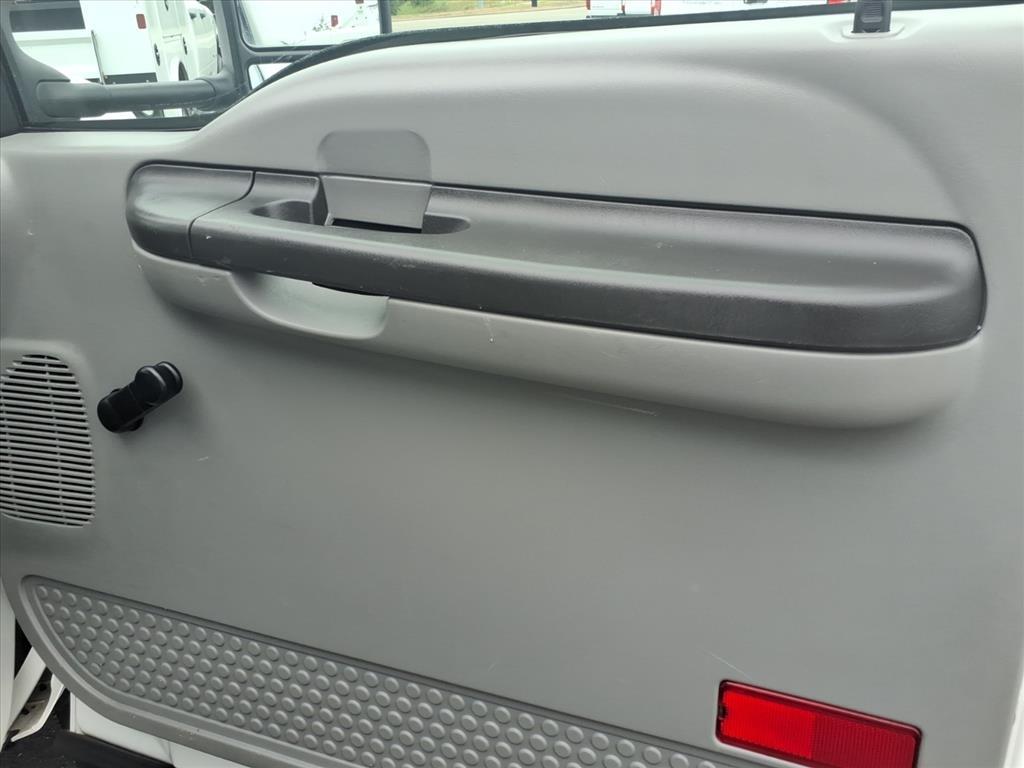 Ford Super Duty F-550 DRW Reg Cab 165" WB 84" CA XL 2006