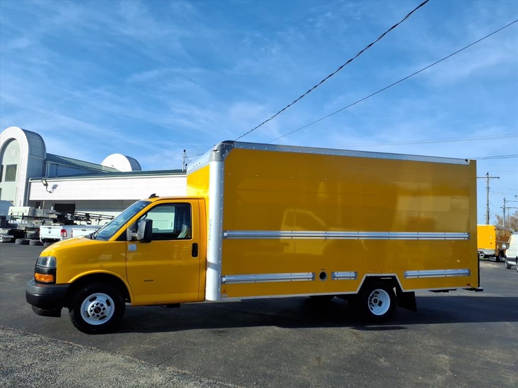 2021 Gmc Savana Cutaway 3500 photo 2