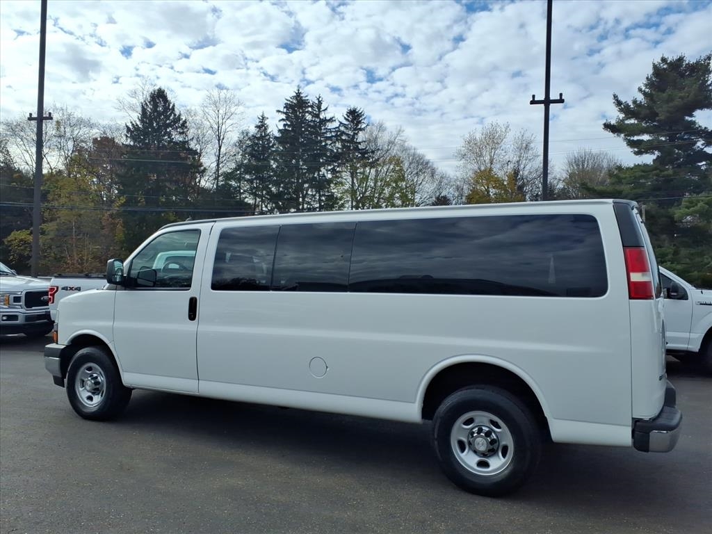 Chevrolet Express Passenger RWD 3500 155" LT w/1LT 2017