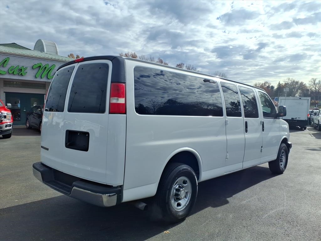 Chevrolet Express Passenger RWD 3500 155" LT w/1LT 2017