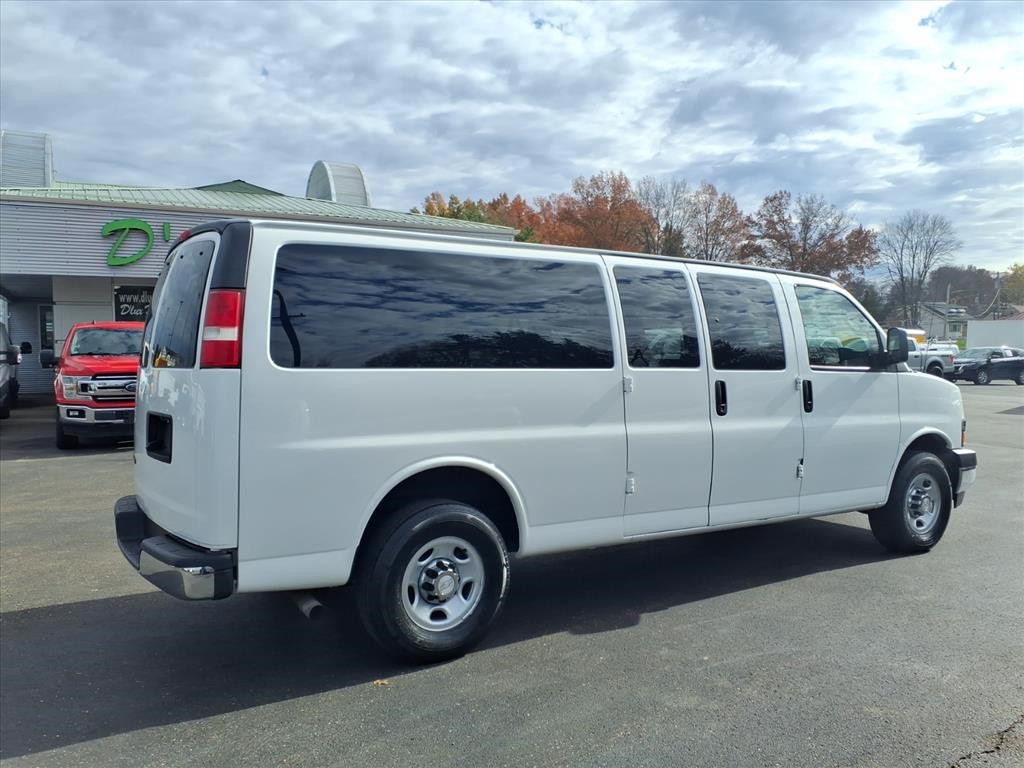 Chevrolet Express Passenger RWD 3500 155" LT w/1LT 2017