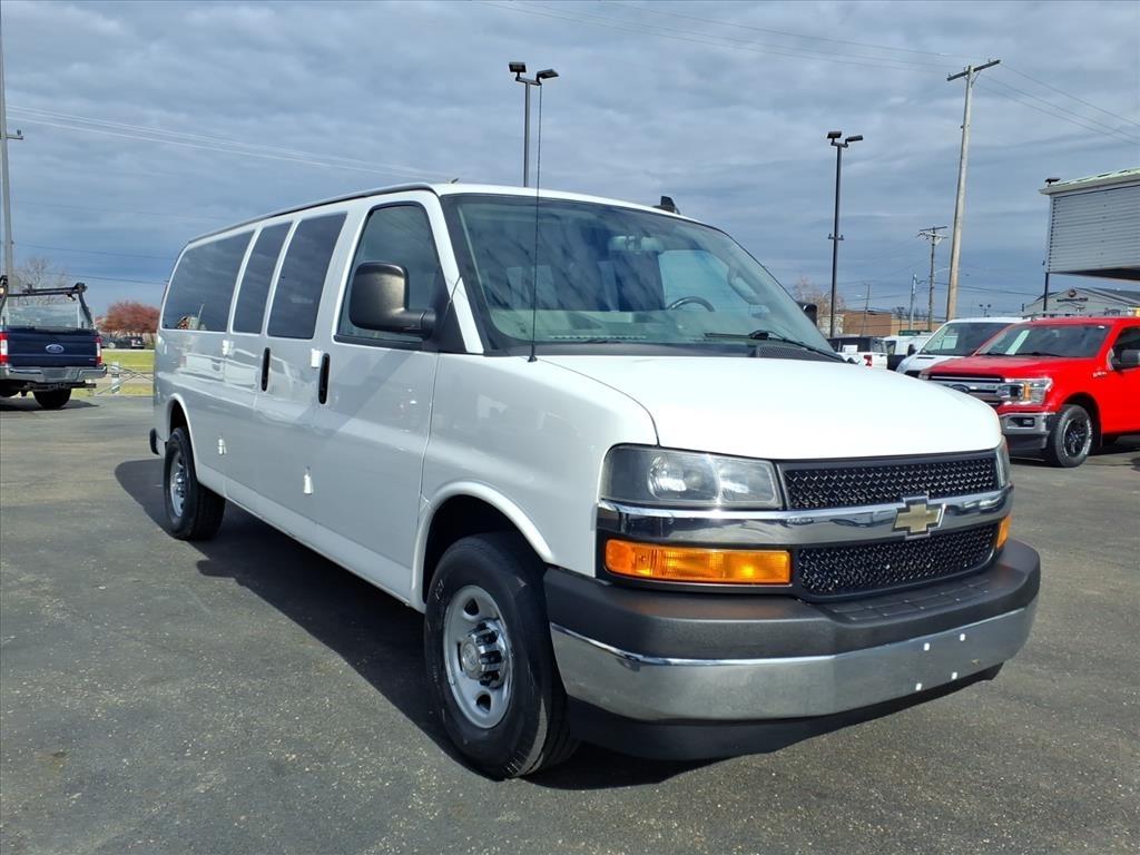 Chevrolet Express Passenger RWD 3500 155" LT w/1LT 2017