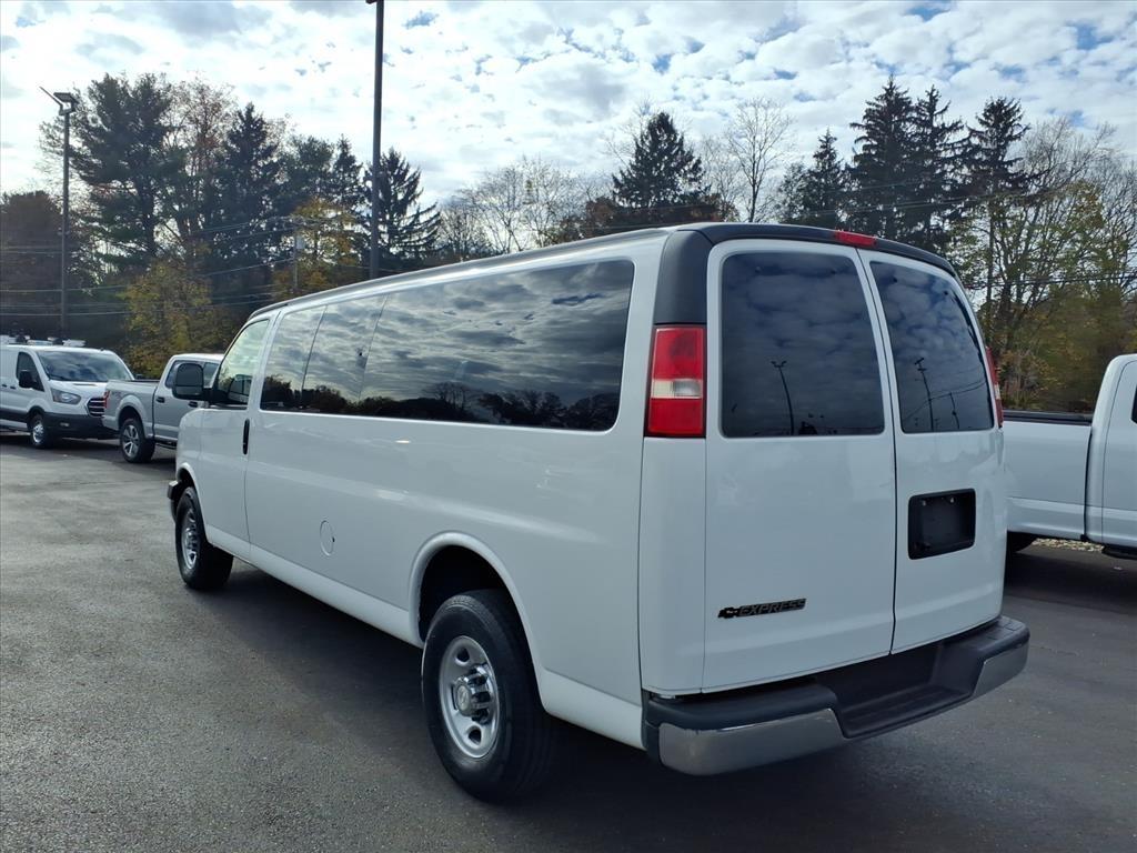Chevrolet Express Passenger RWD 3500 155" LT w/1LT 2017