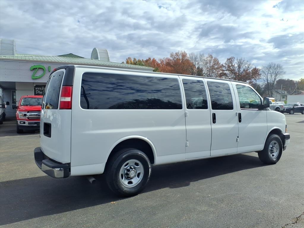 Chevrolet Express Passenger RWD 3500 155" LT w/1LT 2017