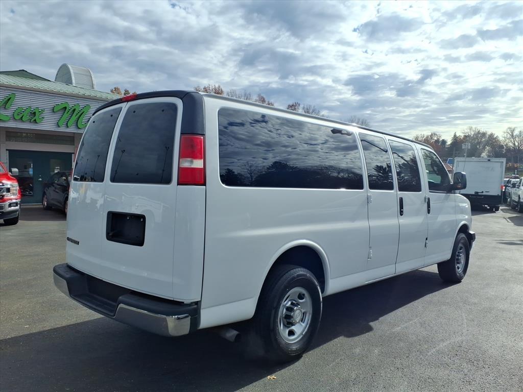 Chevrolet Express Passenger RWD 3500 155" LT w/1LT 2017