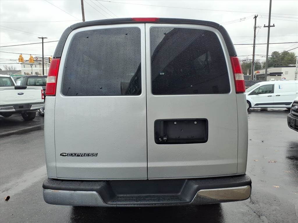 Chevrolet Express Passenger RWD 3500 155" LT w/1LT 2017