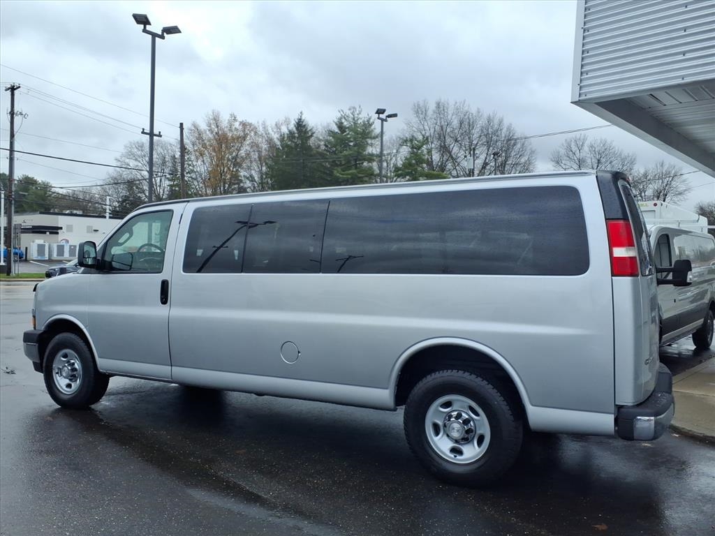Chevrolet Express Passenger RWD 3500 155" LT w/1LT 2017
