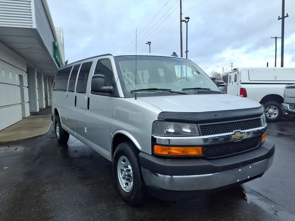 Chevrolet Express Passenger RWD 3500 155" LT w/1LT 2017