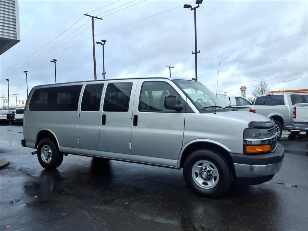 Chevrolet Express Passenger RWD 3500 155" LT w/1LT 2017
