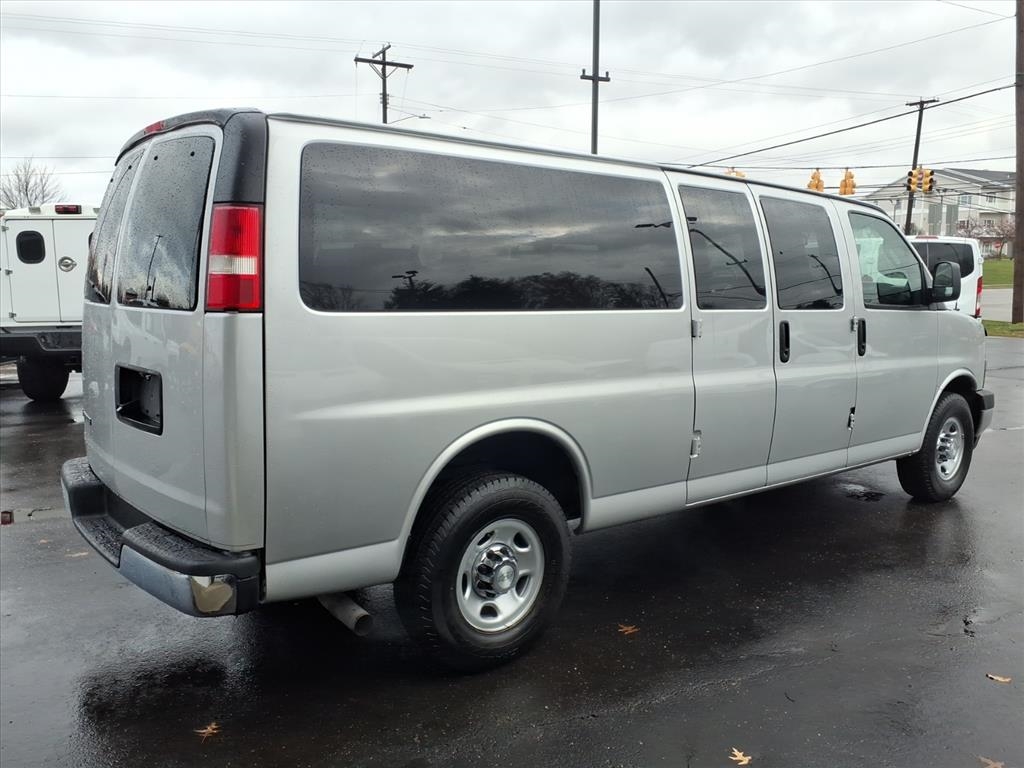 Chevrolet Express Passenger RWD 3500 155" LT w/1LT 2017