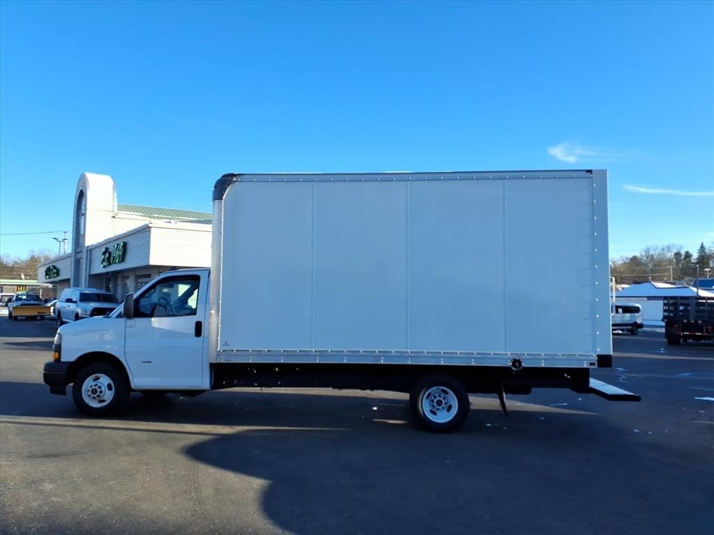 GMC Savana Commercial Cutaway 3500 Van 177" 2022