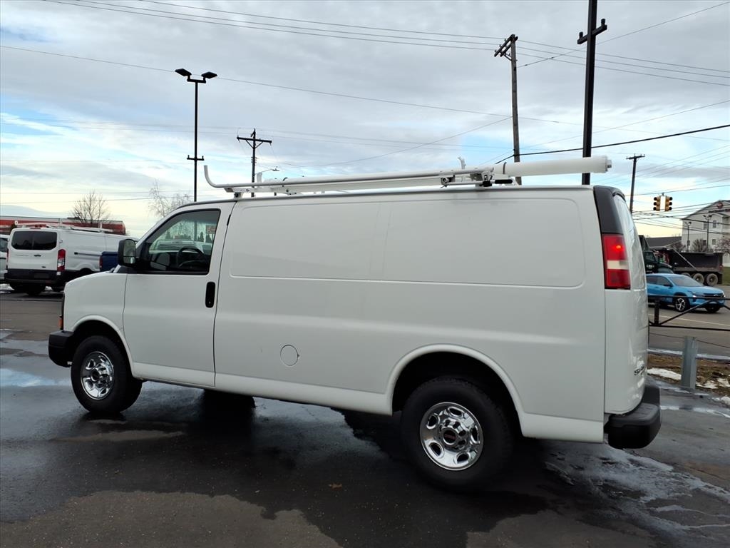 GMC Savana Cargo Van RWD 2500 135" 2015