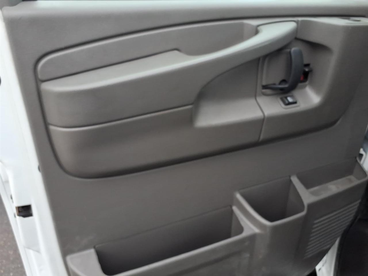 GMC Savana Cargo Van RWD 2500 135" 2015