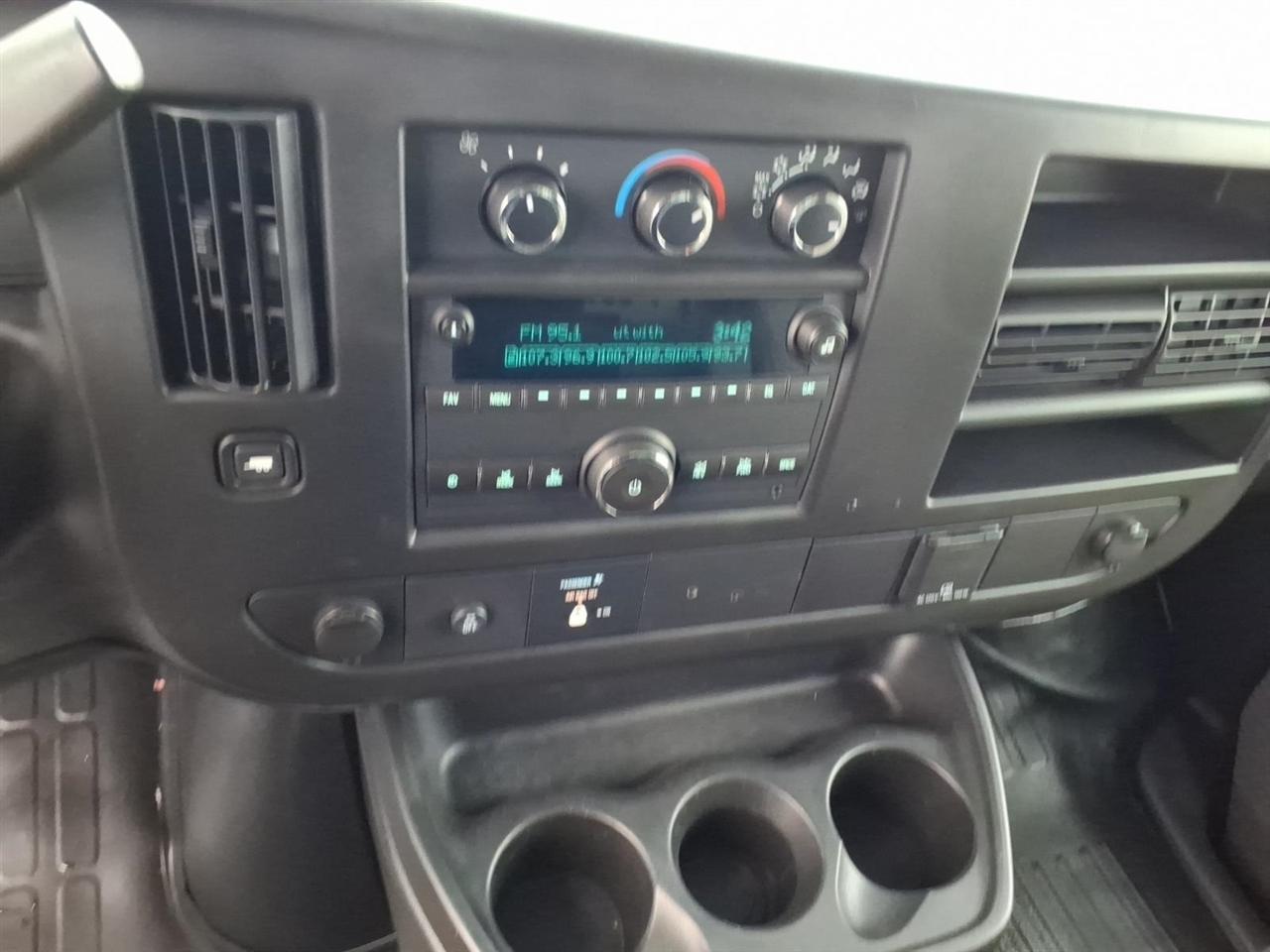 GMC Savana Cargo Van RWD 2500 135" 2015