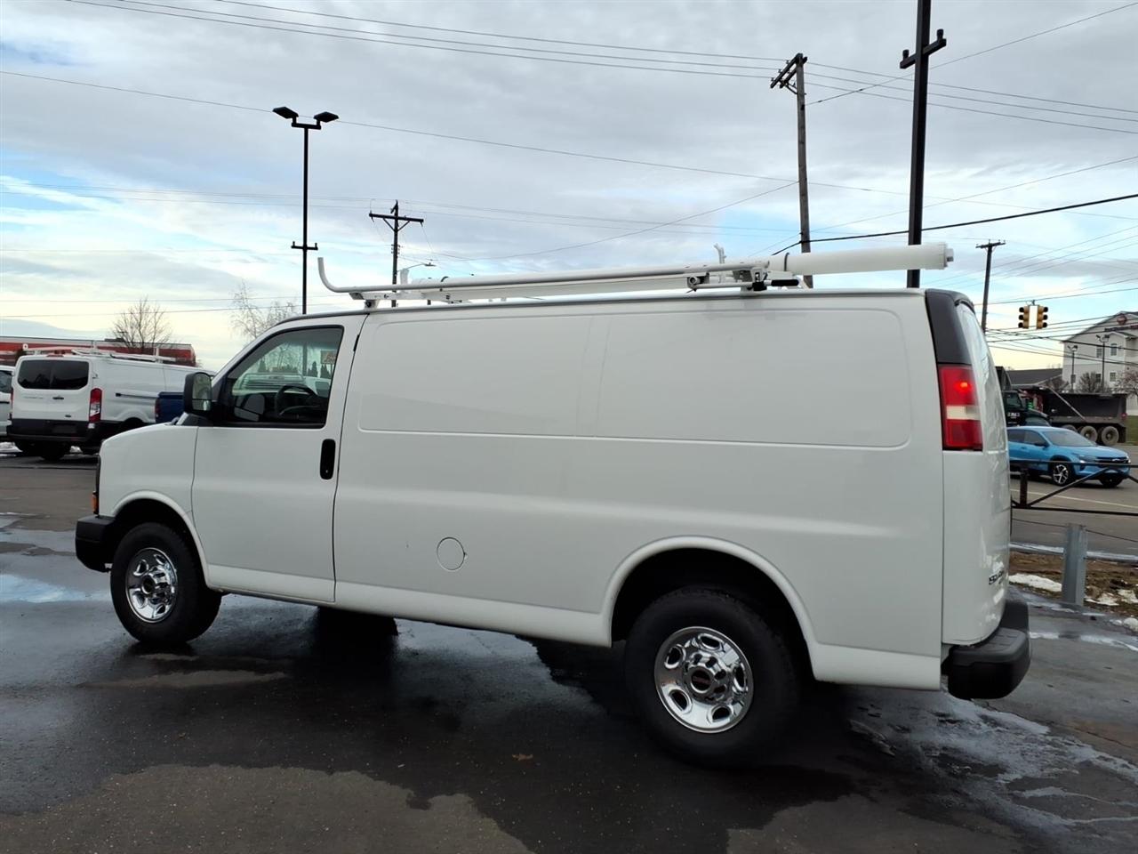 GMC Savana Cargo Van RWD 2500 135" 2015