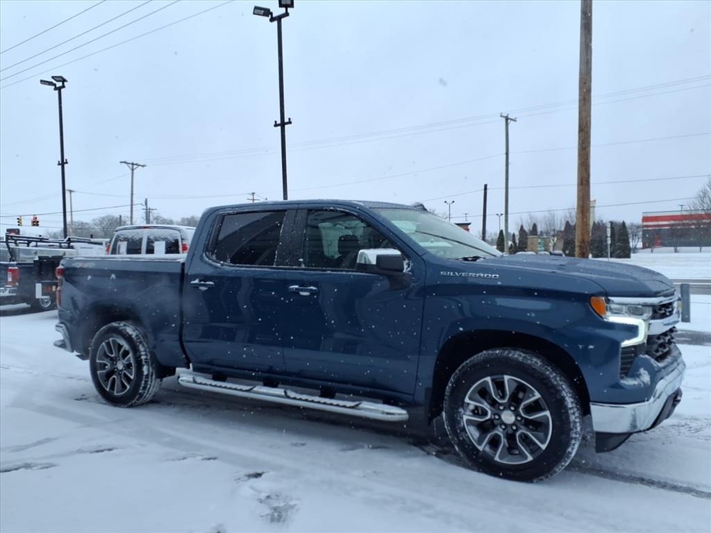 Chevrolet Silverado 1500 4WD Crew Cab 147" LT w/1LT 2024