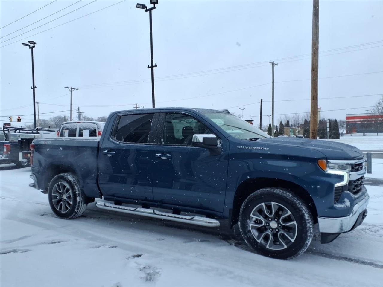 Chevrolet Silverado 1500 4WD Crew Cab 147" LT w/1LT 2024