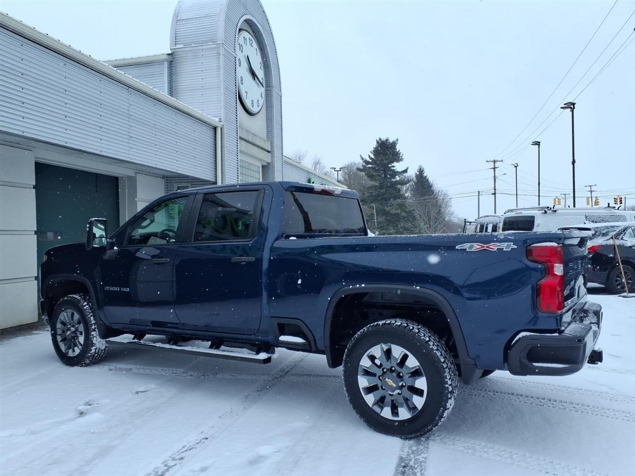 Chevrolet Silverado 2500HD 4WD Crew Cab 159" Custom 2022